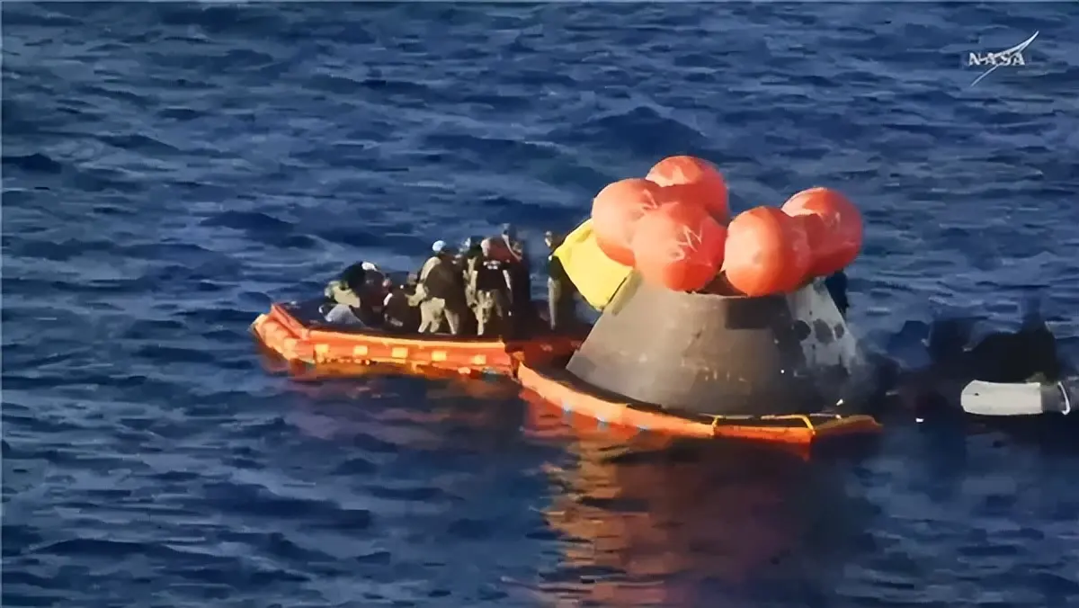 中国正规股票配资公司 绕月宇航员出舱画面曝光：被搀扶着坐上船，飞船外部烧得黑不溜秋