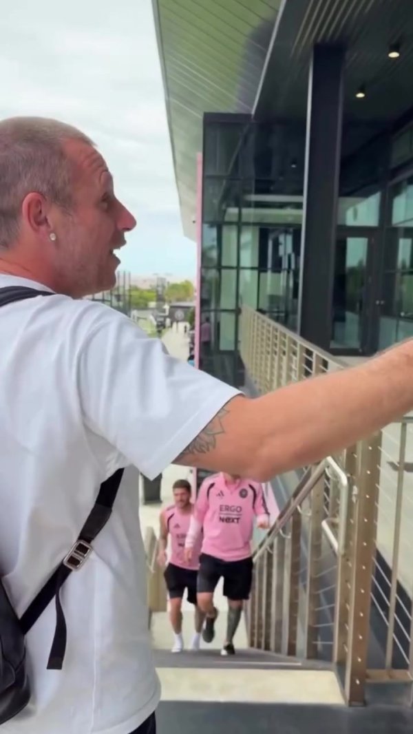 股市配资网 笑得真灿烂😄卡萨诺带儿子造访迈阿密训练基地，与梅西亲密拥抱